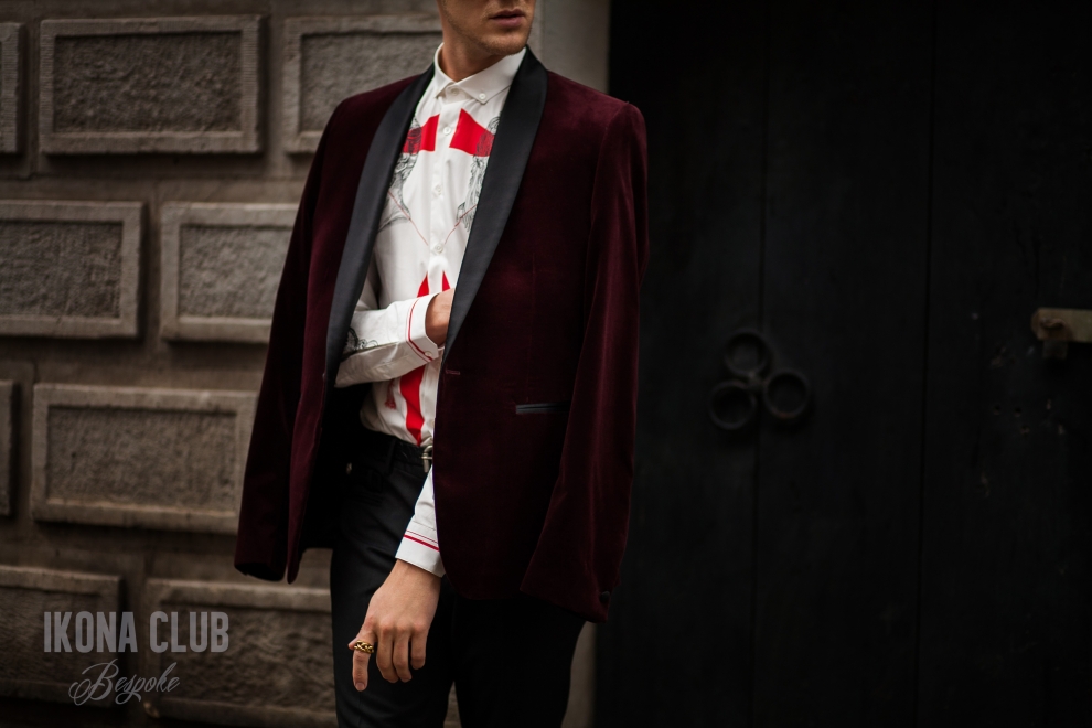 Mens velvet smoking jacket. Street style.